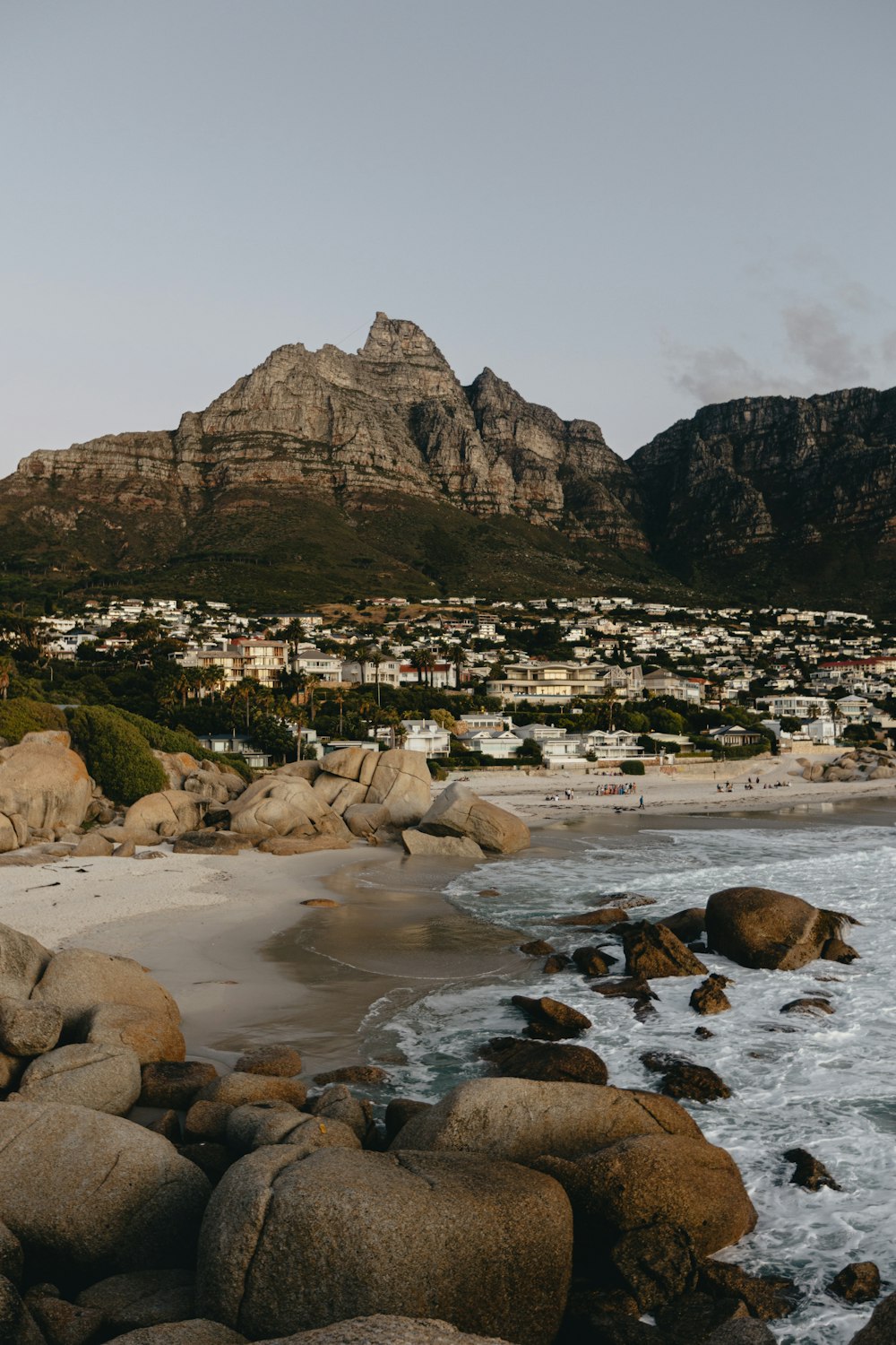 Blick auf einen Strand mit einem Berg im Hintergrund