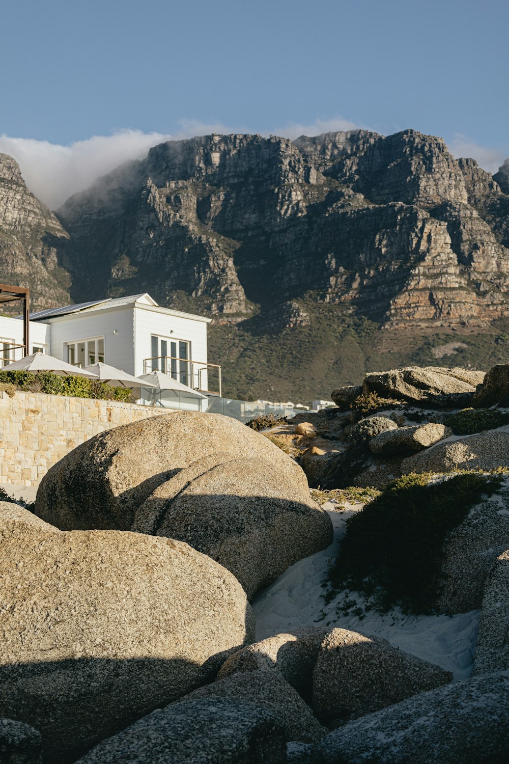 Una Casa Blanca sentada en la cima de una ladera rocosa