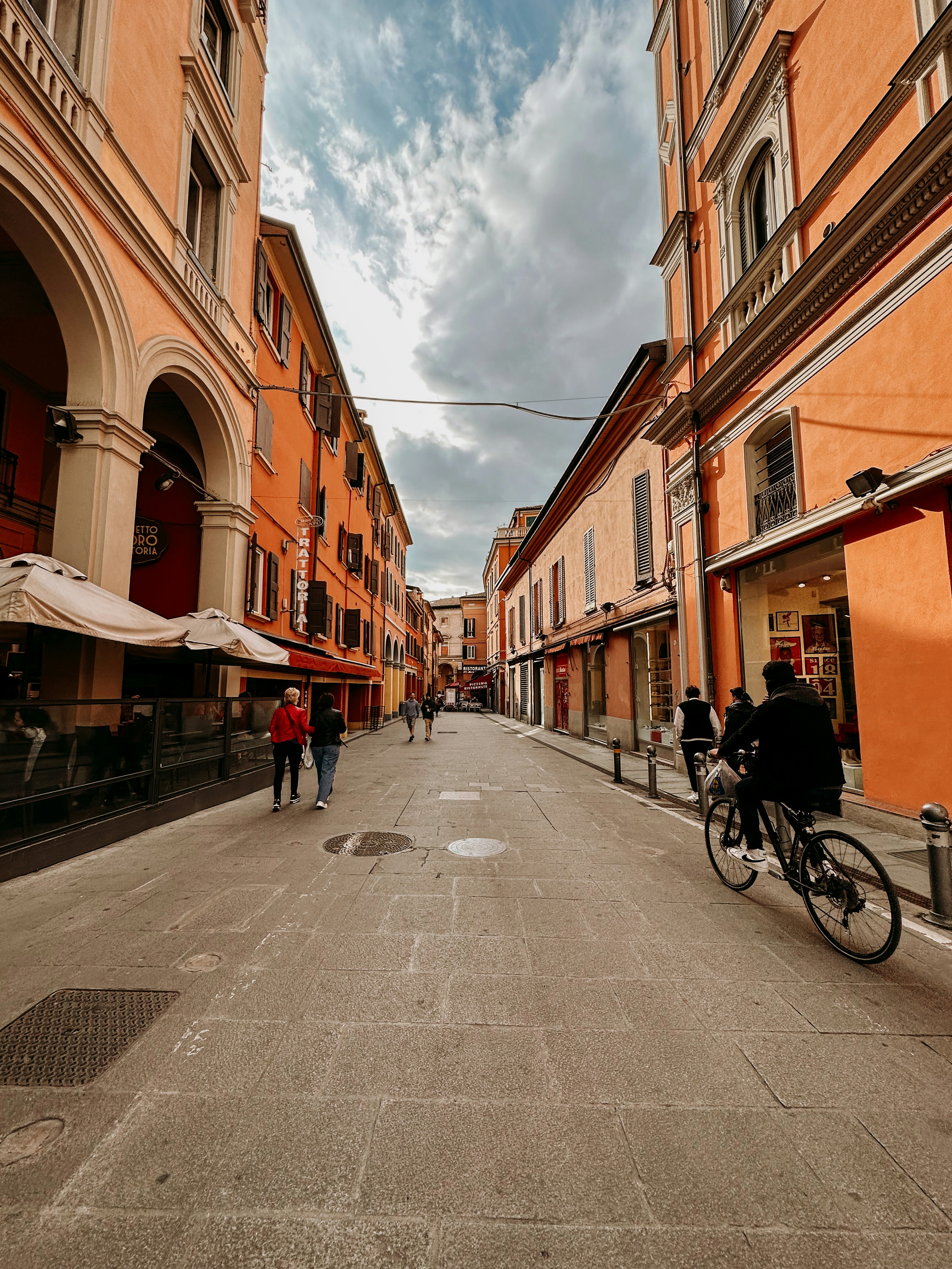 uma pessoa andando de bicicleta em uma rua da cidade