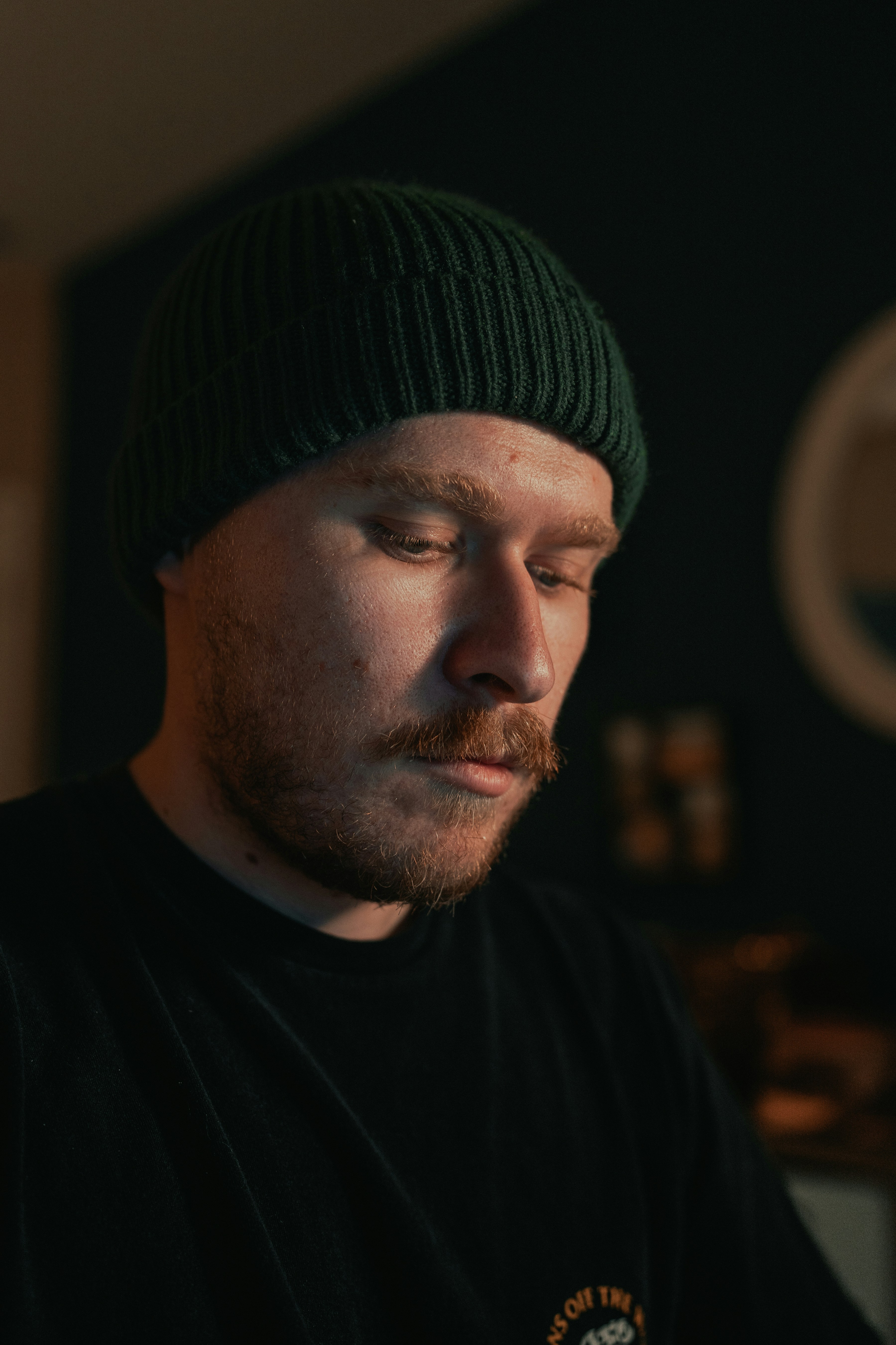 A man with a beard wearing a green hat photo – Free Cap Image on Unsplash