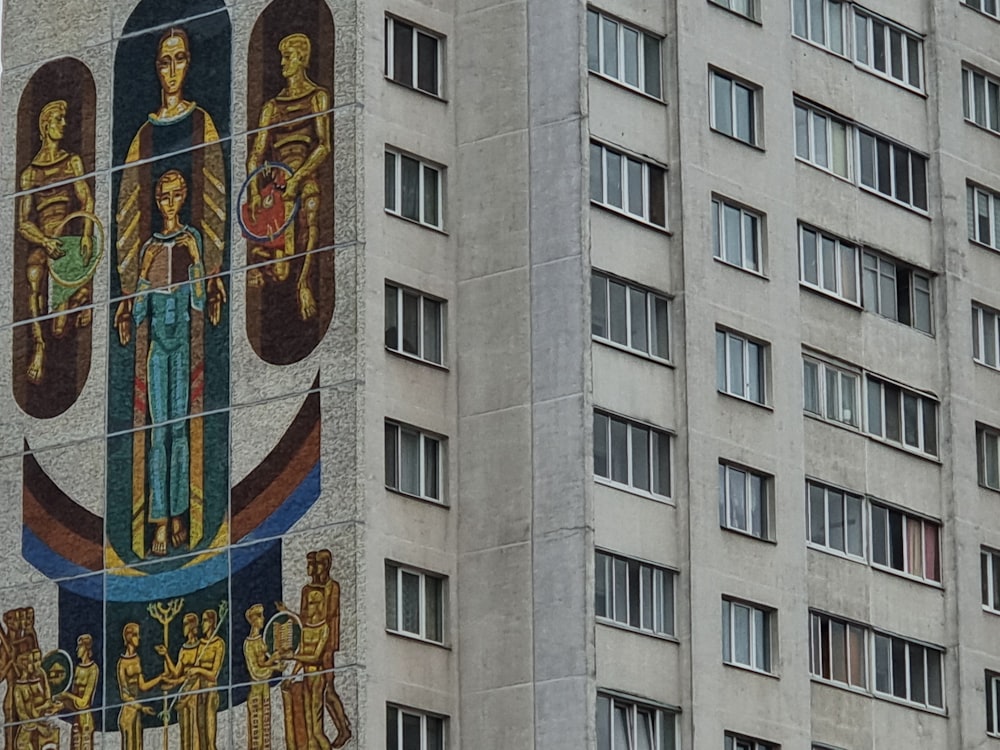 Un edificio alto con un murale sul lato di esso