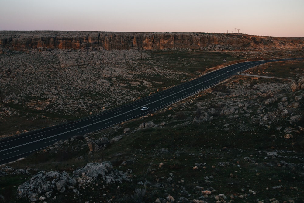 Un coche conduciendo por una carretera en medio del desierto