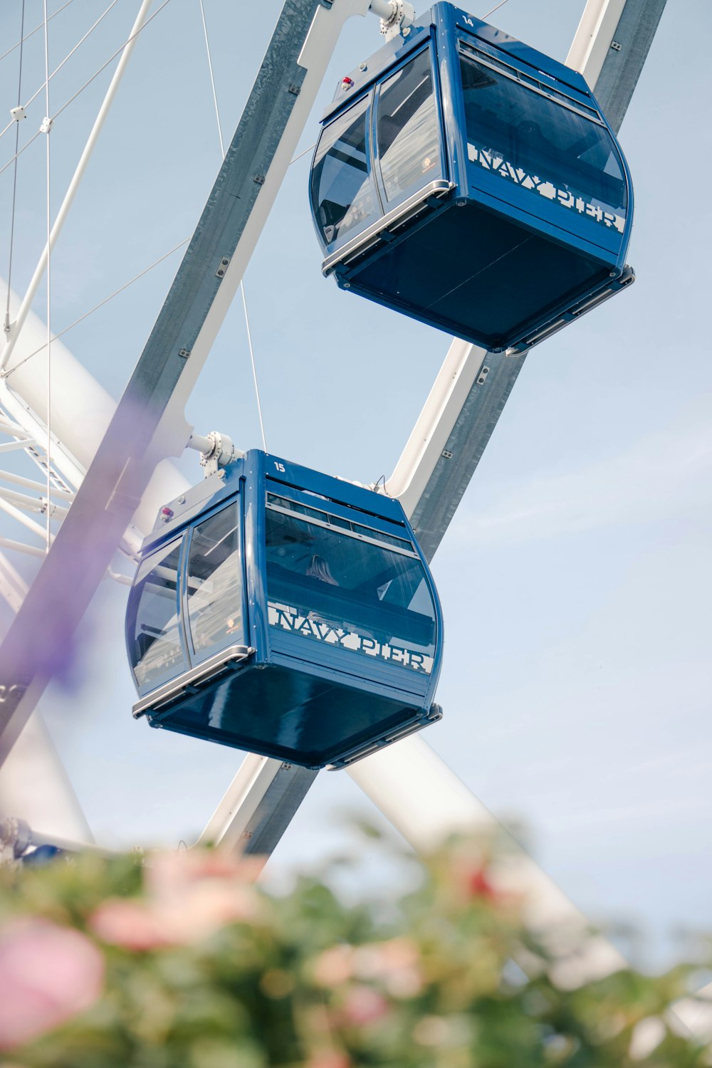 a ferris wheel with two blue seats on top of it