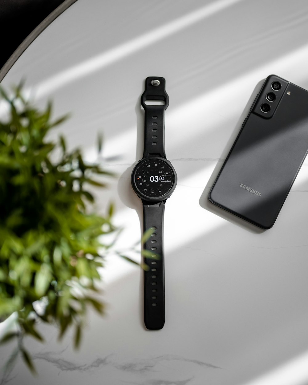 eine Smartwatch, die neben einem Handy sitzt