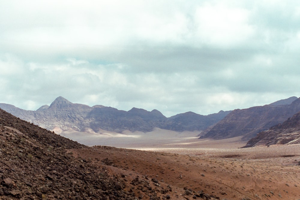 Un paysage désertique avec des montagnes au loin