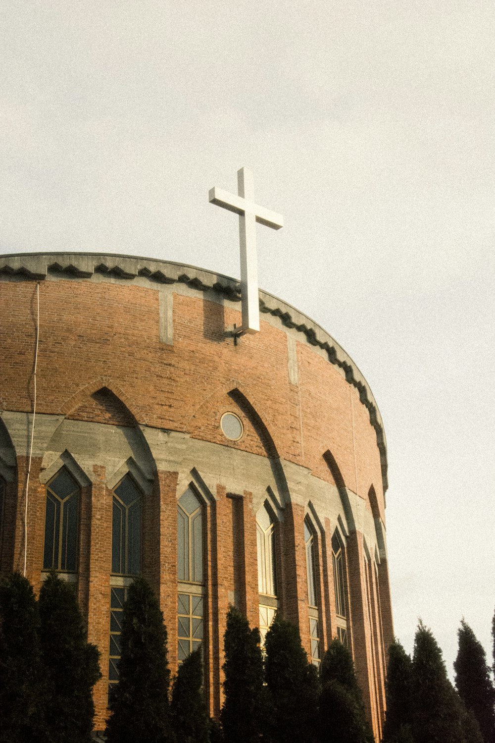 una chiesa con una croce in cima