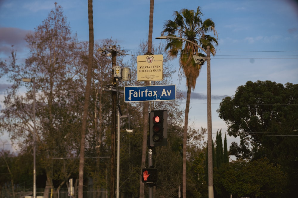 un semaforo con un cartello stradale sopra di esso
