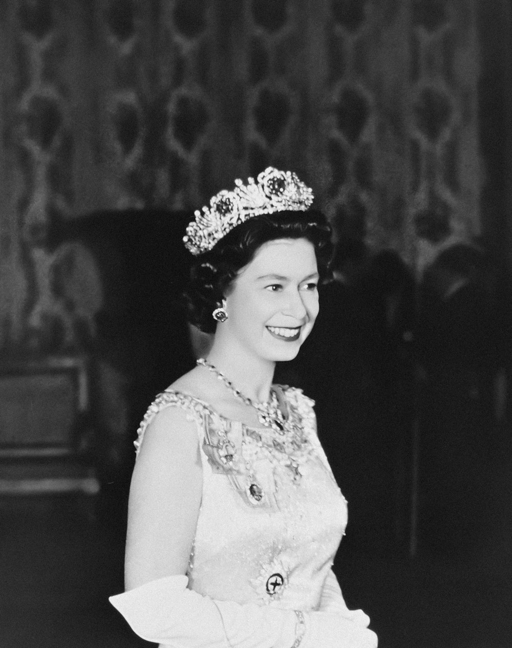 Una foto en blanco y negro de una mujer con una tiara