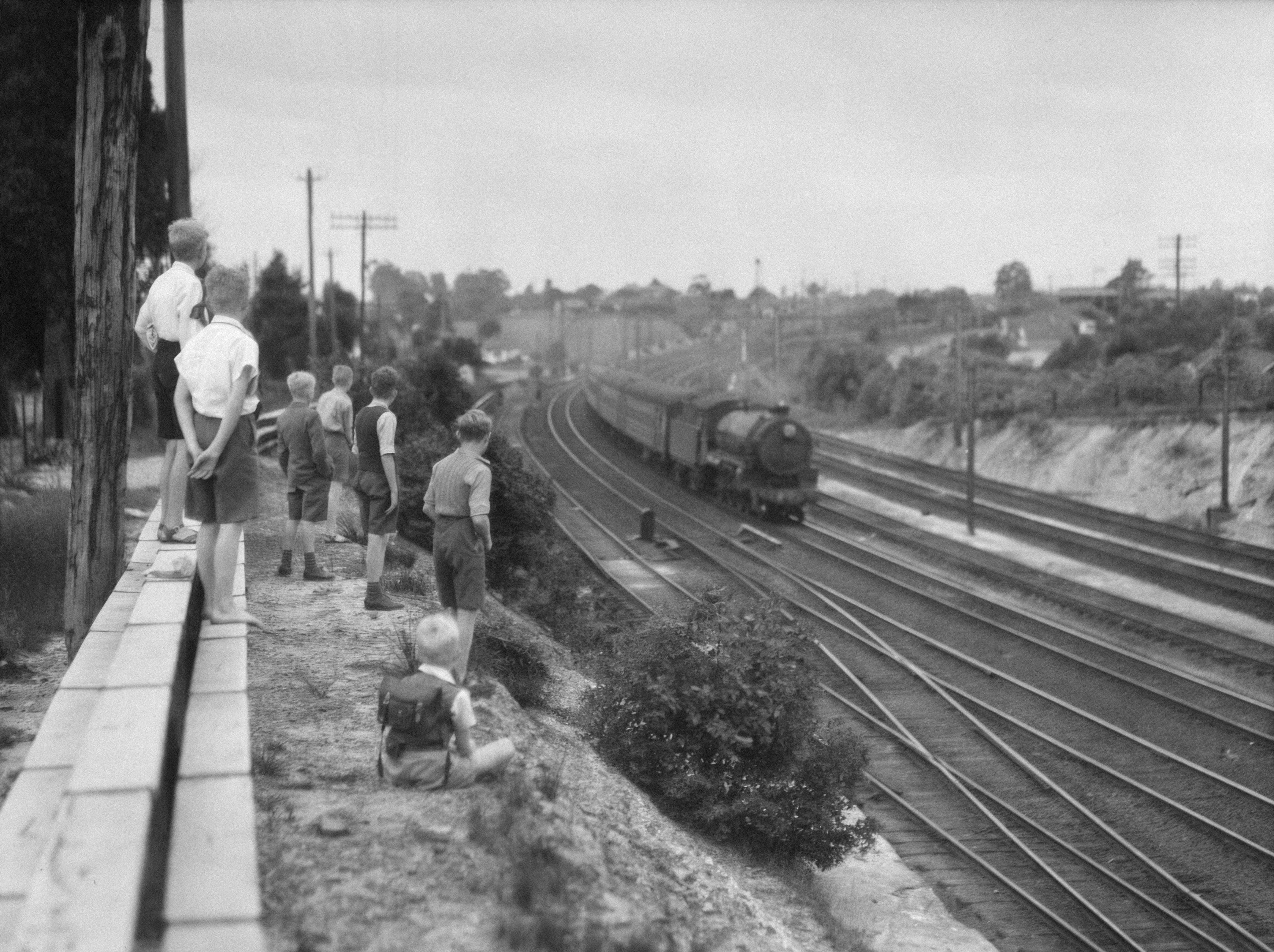 鉄道2 白黒鉄道写真 混雑した駅の電車 駅の電車の白黒写真