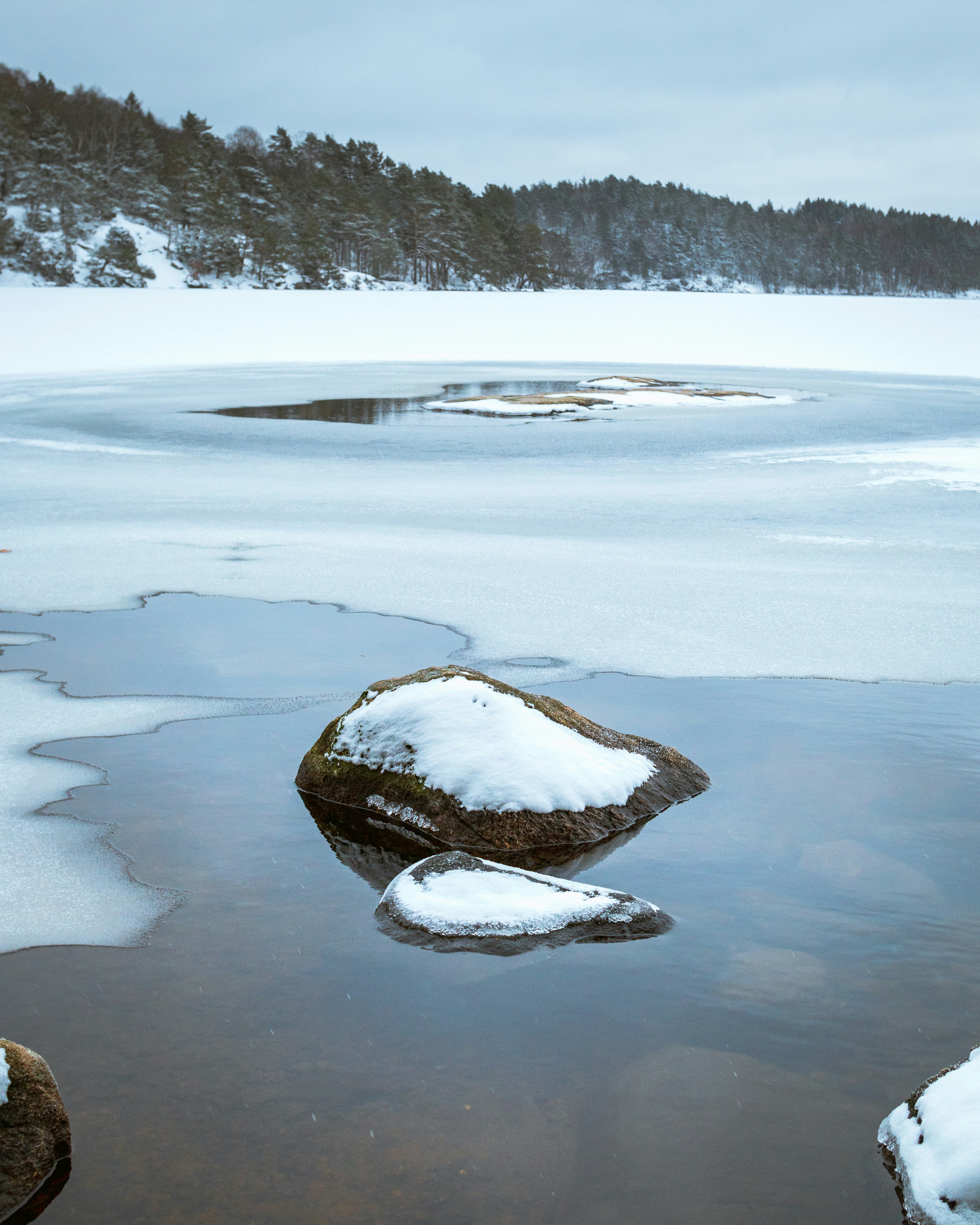 Un rocher au milieu d’un lac gelé