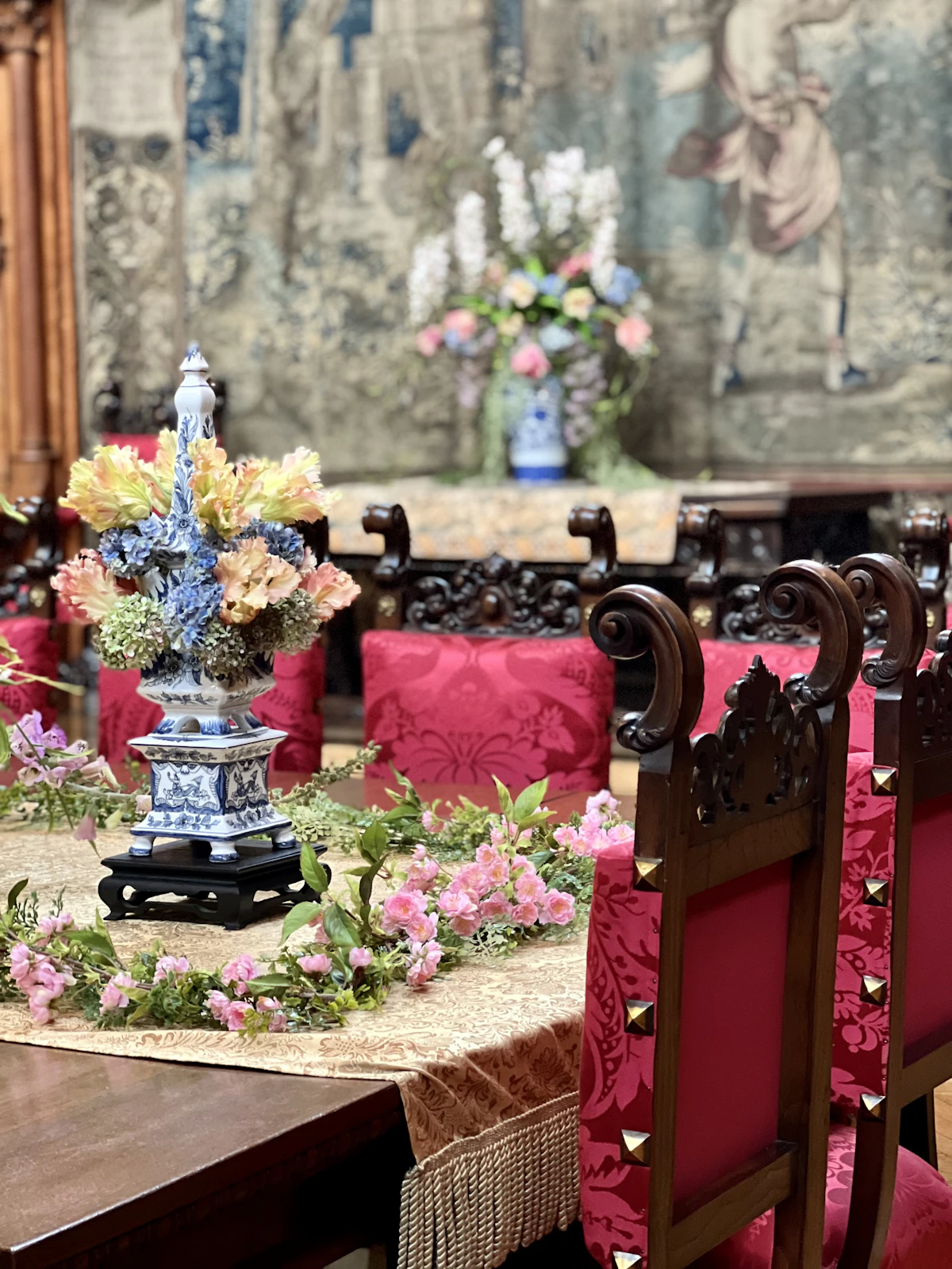 Mesa de banquete con jarrón floral