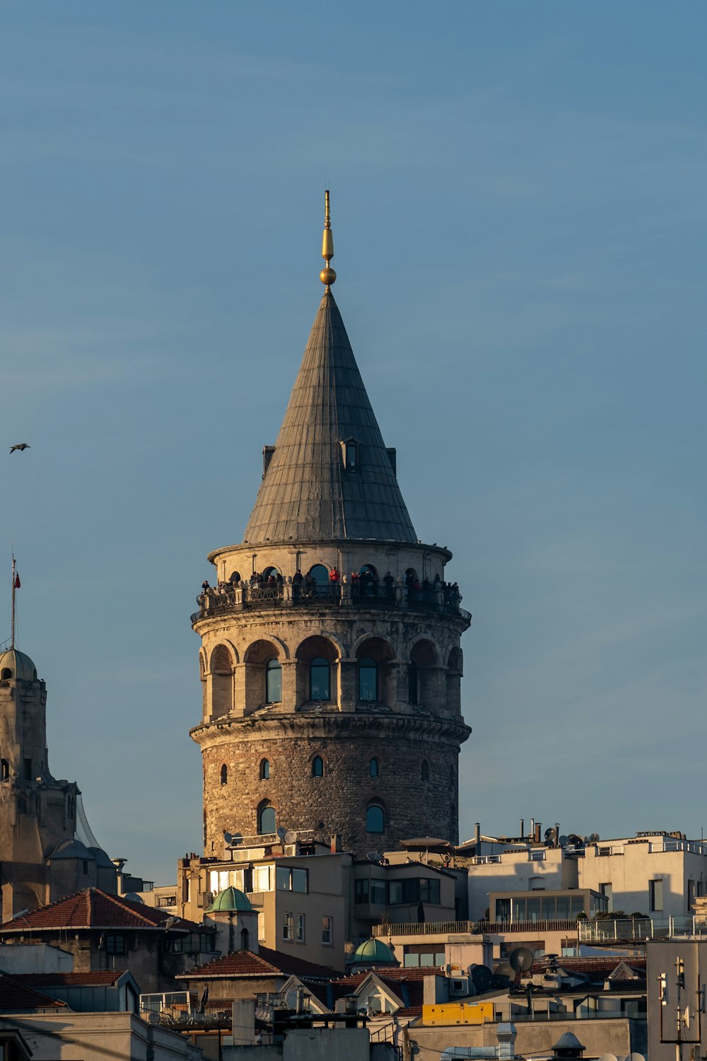 uma torre alta com um relógio em cima dela