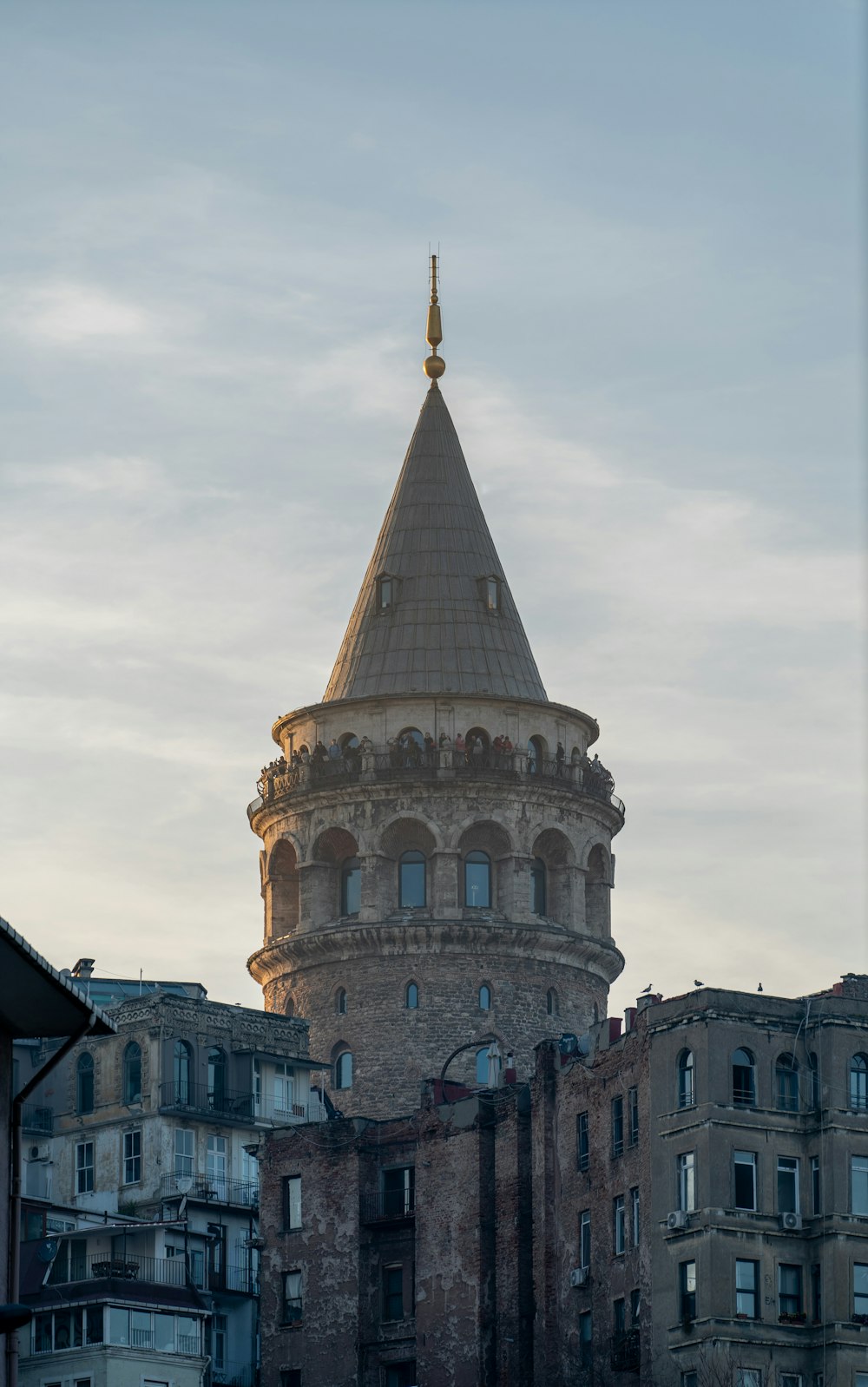 Une très haute tour avec une horloge sur le côté