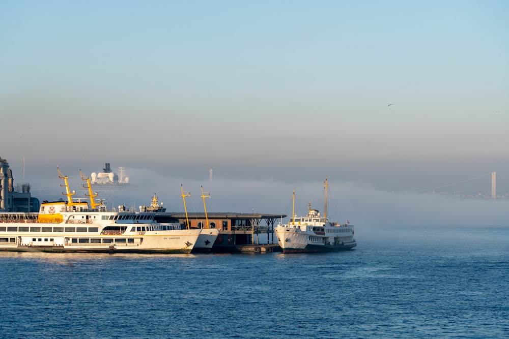 Zwei große Boote in einem Gewässer