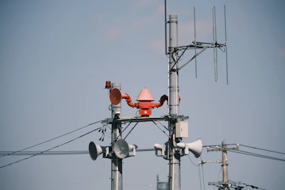 Point-to-point internet link setup spanning 6 kilometers with visible antennas on poles.