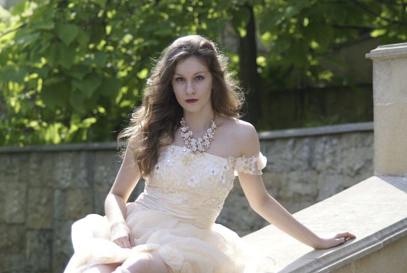 Kaunis nainen valkoisessa mekossa