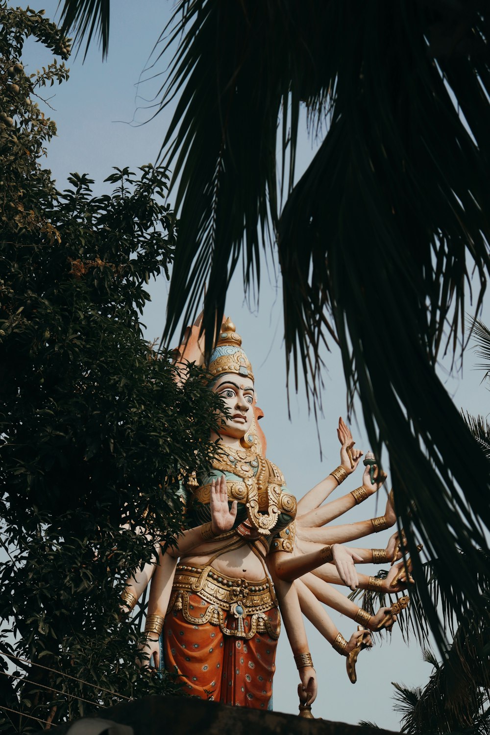 una estatua de una persona con los brazos extendidos