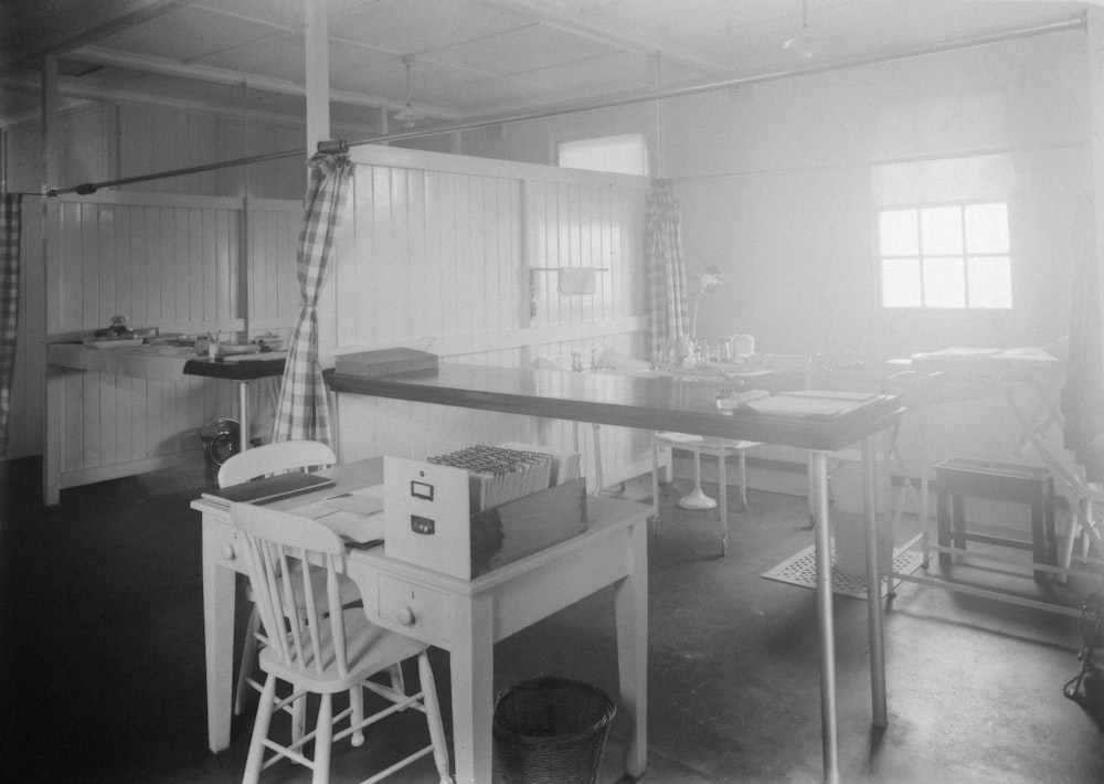 a black and white photo of a kitchen