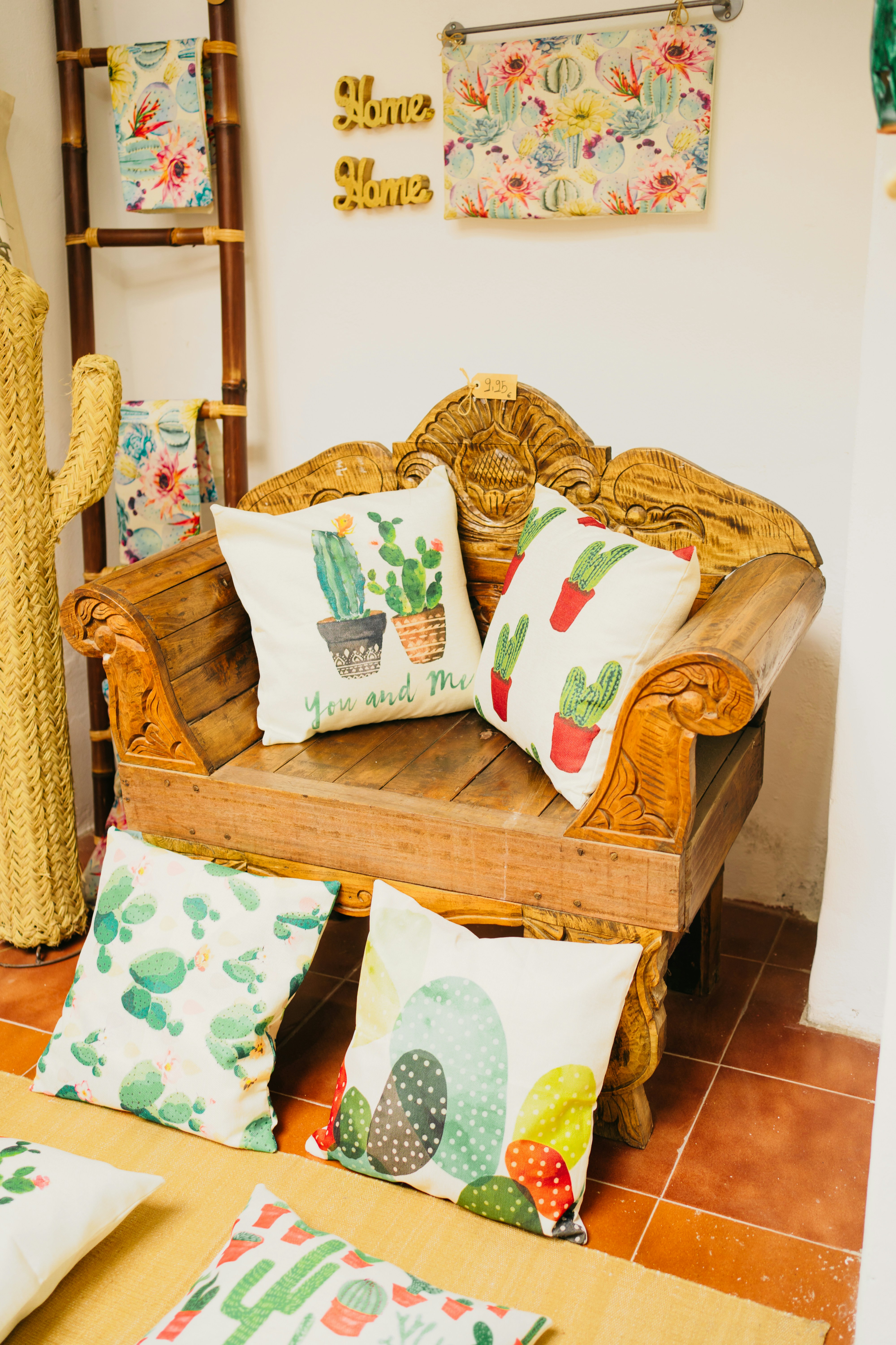 eine Couch mit einem Bündel Kissen darauf