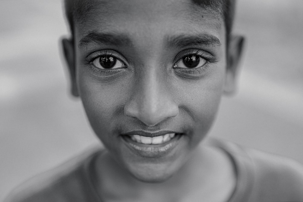Una foto en blanco y negro de un niño