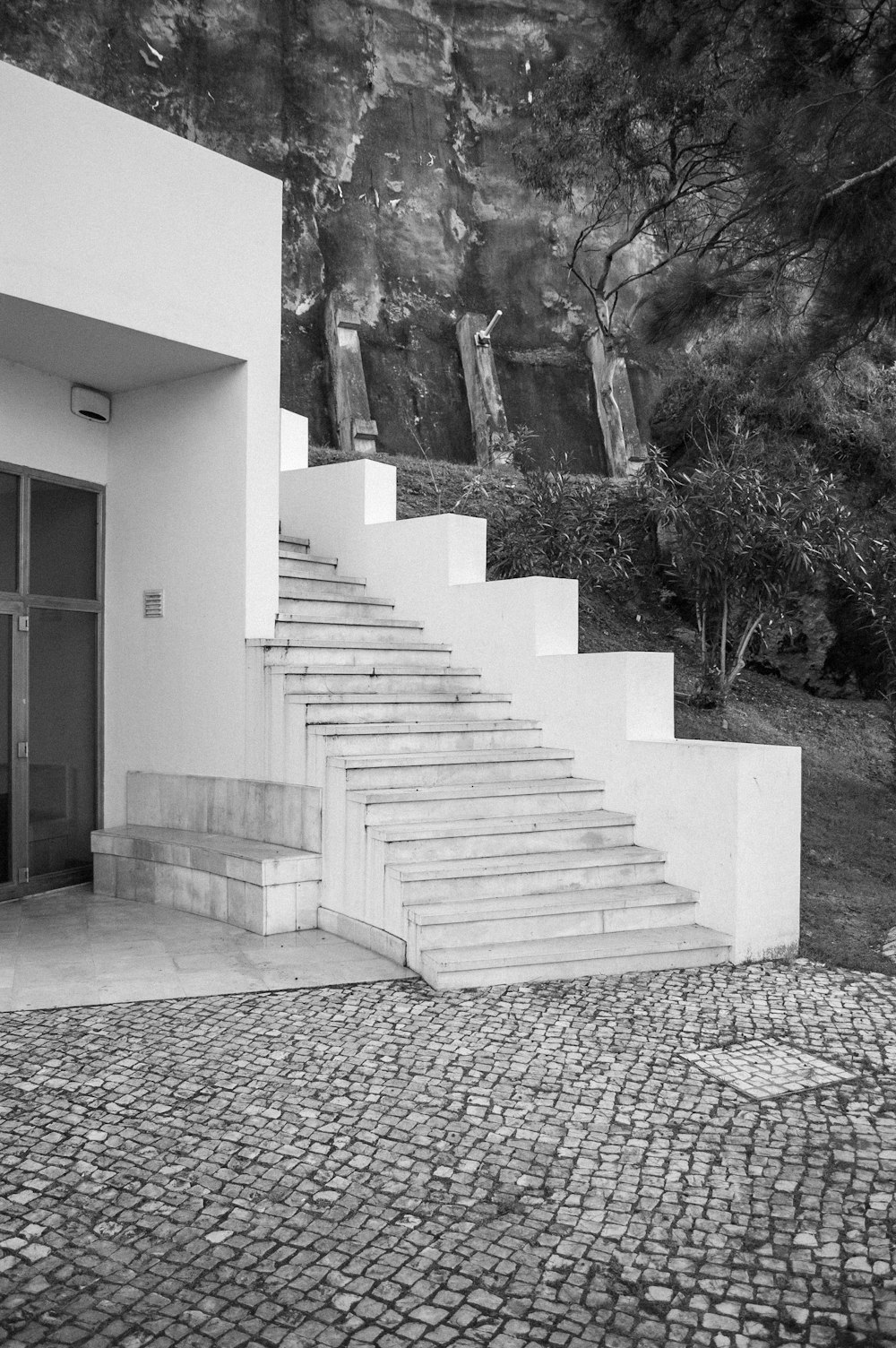 Una foto en blanco y negro de un conjunto de escaleras