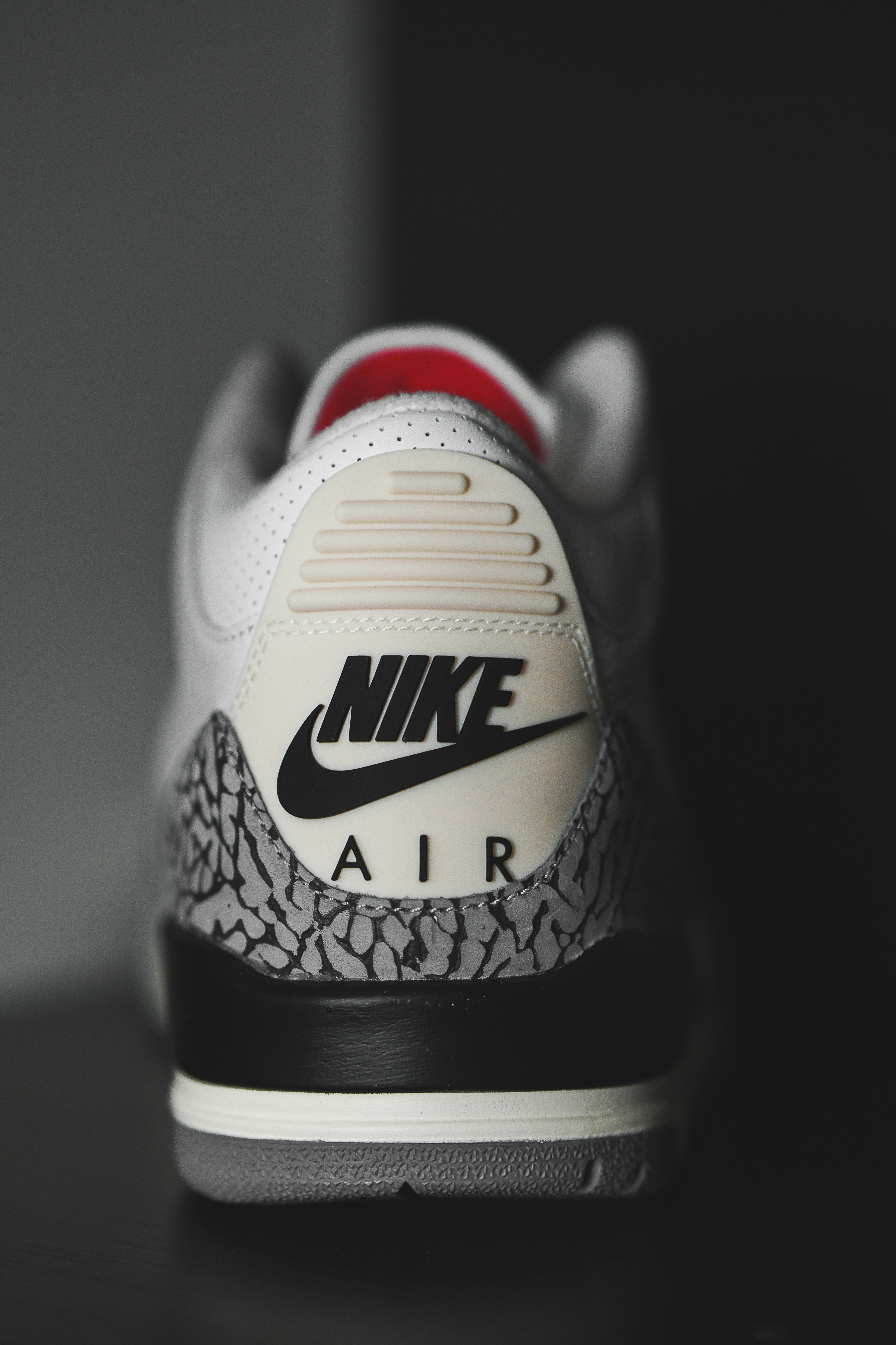 Gros plan d’une chaussure sur une table