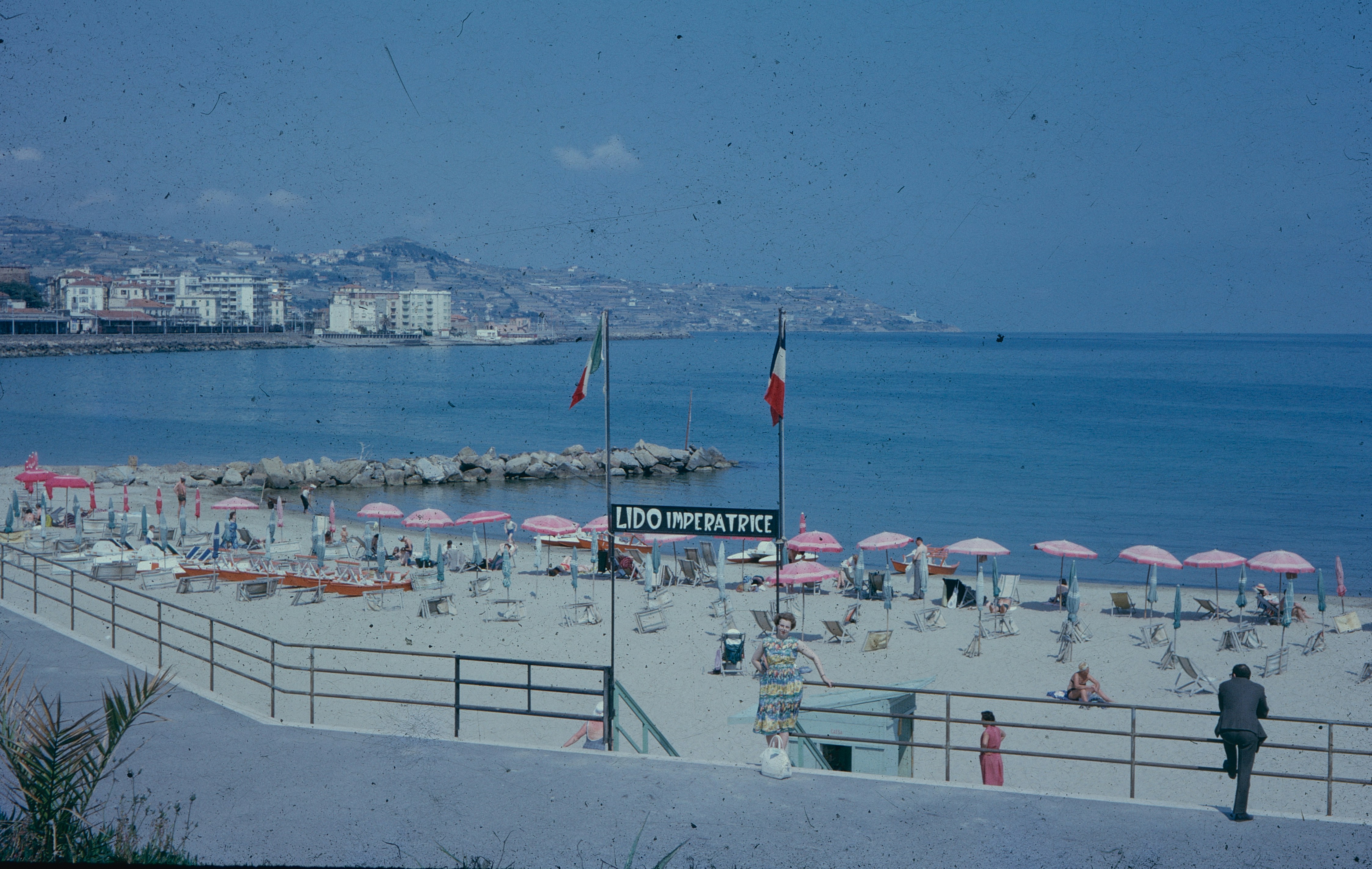 Ein überfüllter Strand mit Menschen und Sonnenschirmen an einem sonnigen Tag