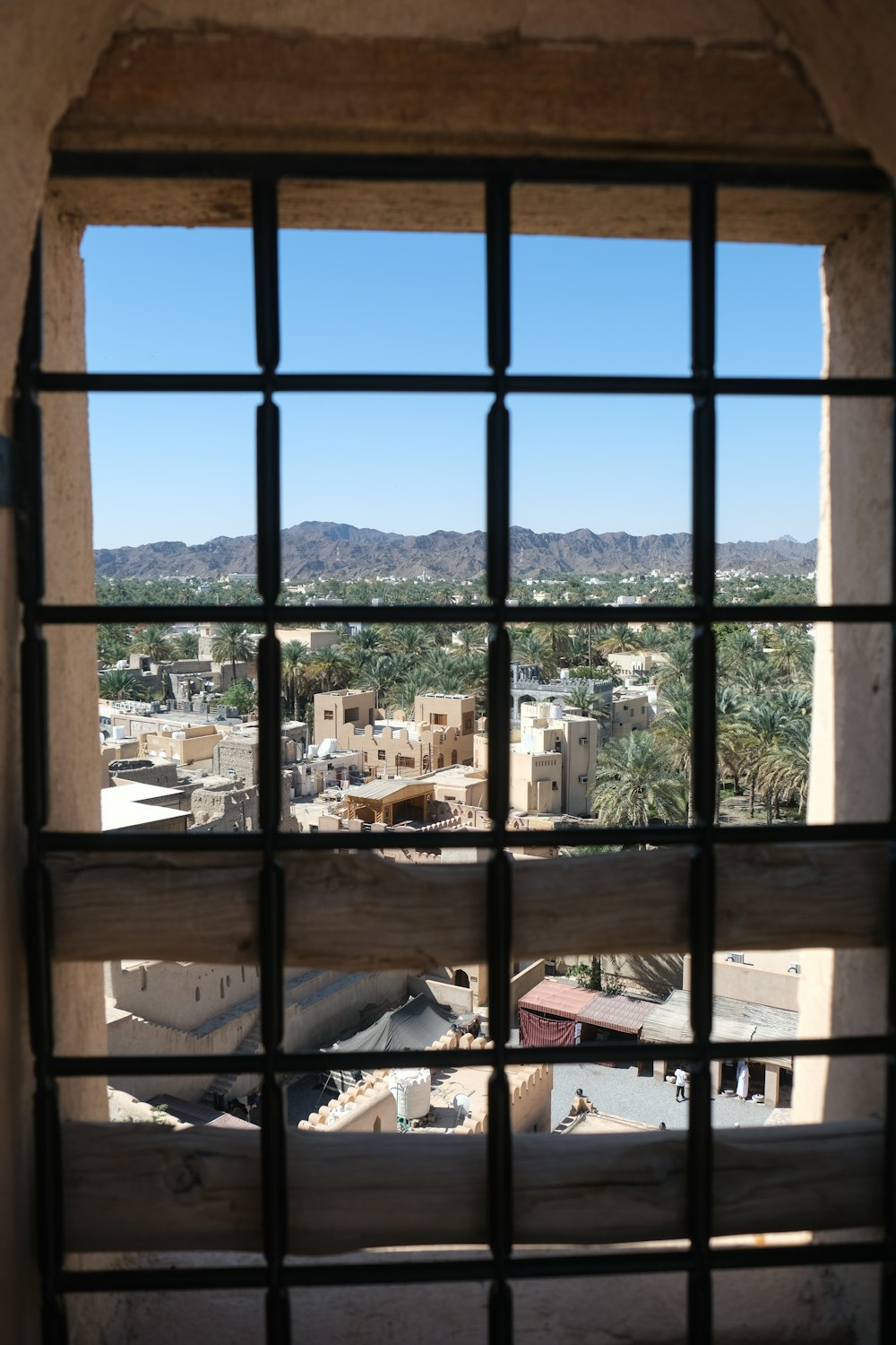 una vista di una città attraverso una finestra
