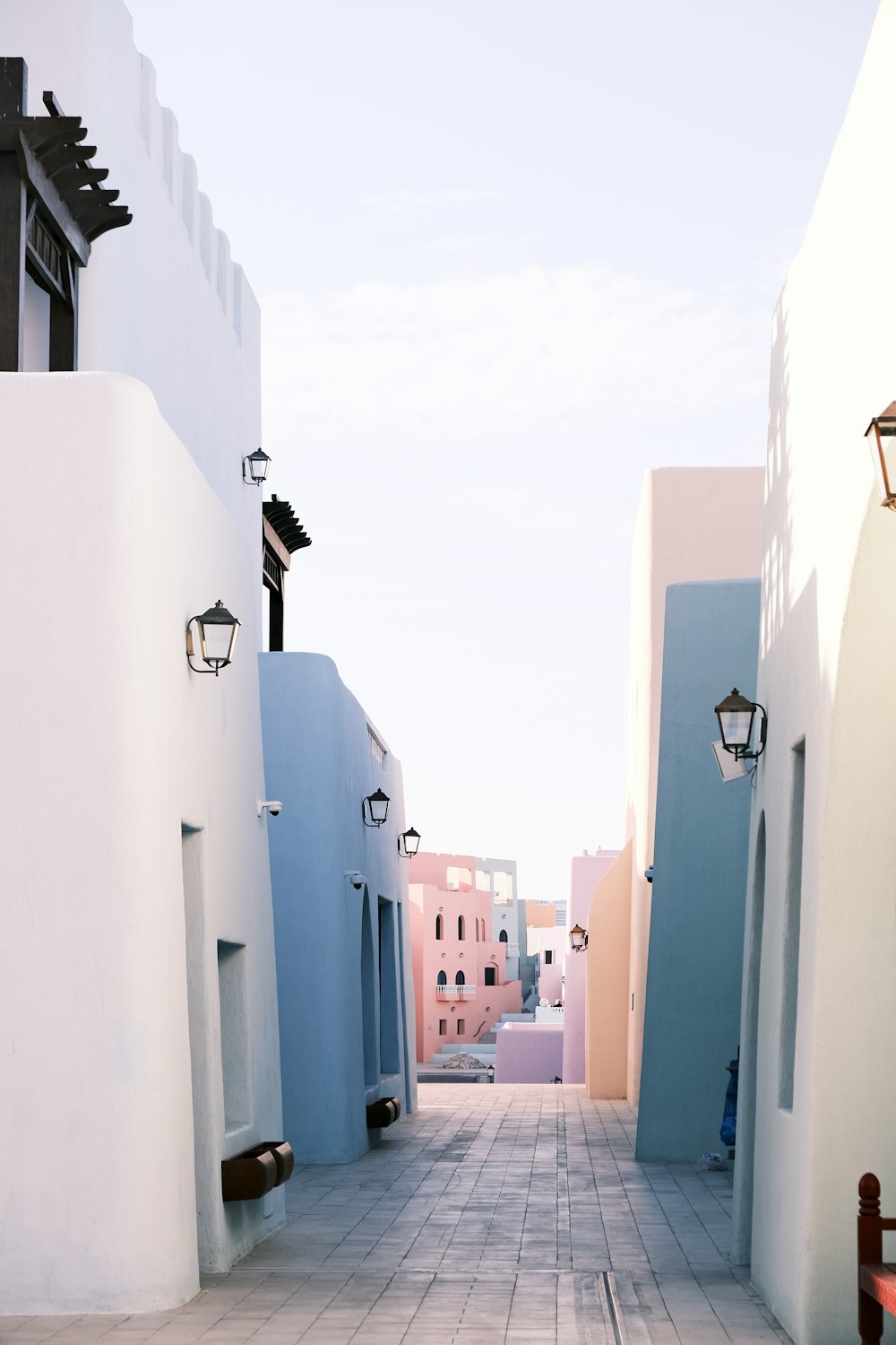 a narrow alley way between two buildings