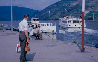 Guests enjoying a picnic by the riverside near Castrelo do Miño