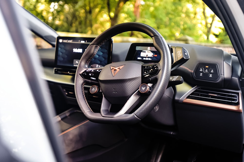 l’intérieur d’une voiture avec un volant et un tableau de bord