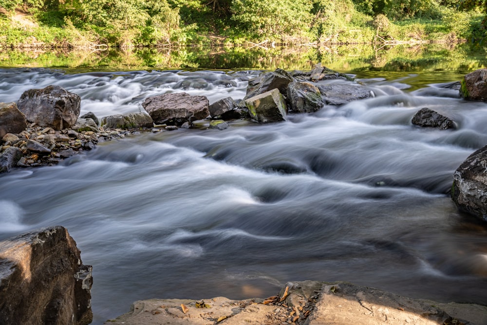 a river that has some rocks in it