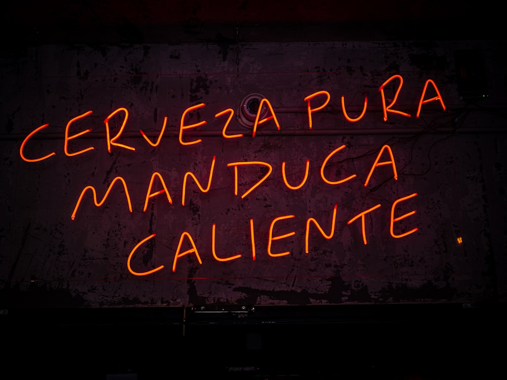 a neon sign that reads cereza pura manduca calente