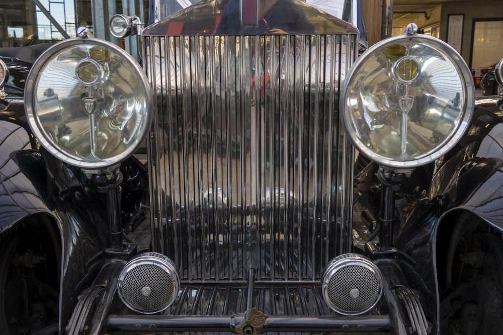 a close up of the front of an old fashioned car