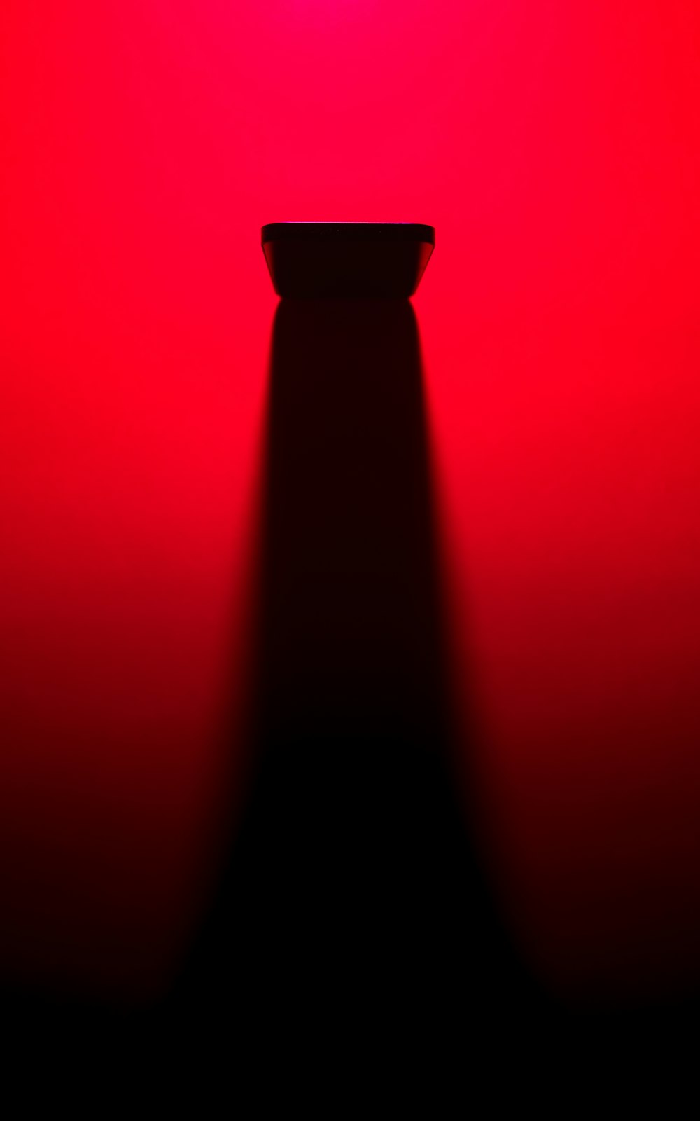 Ein rotes Licht leuchtet hell auf einem roten Hintergrund