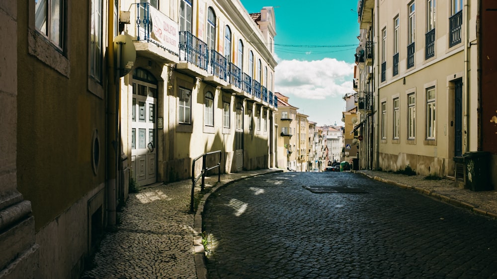 uma rua de paralelepípedos em uma cidade europeia