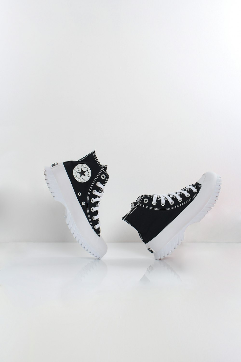 ein Paar schwarz-weiße Converse Sneakers