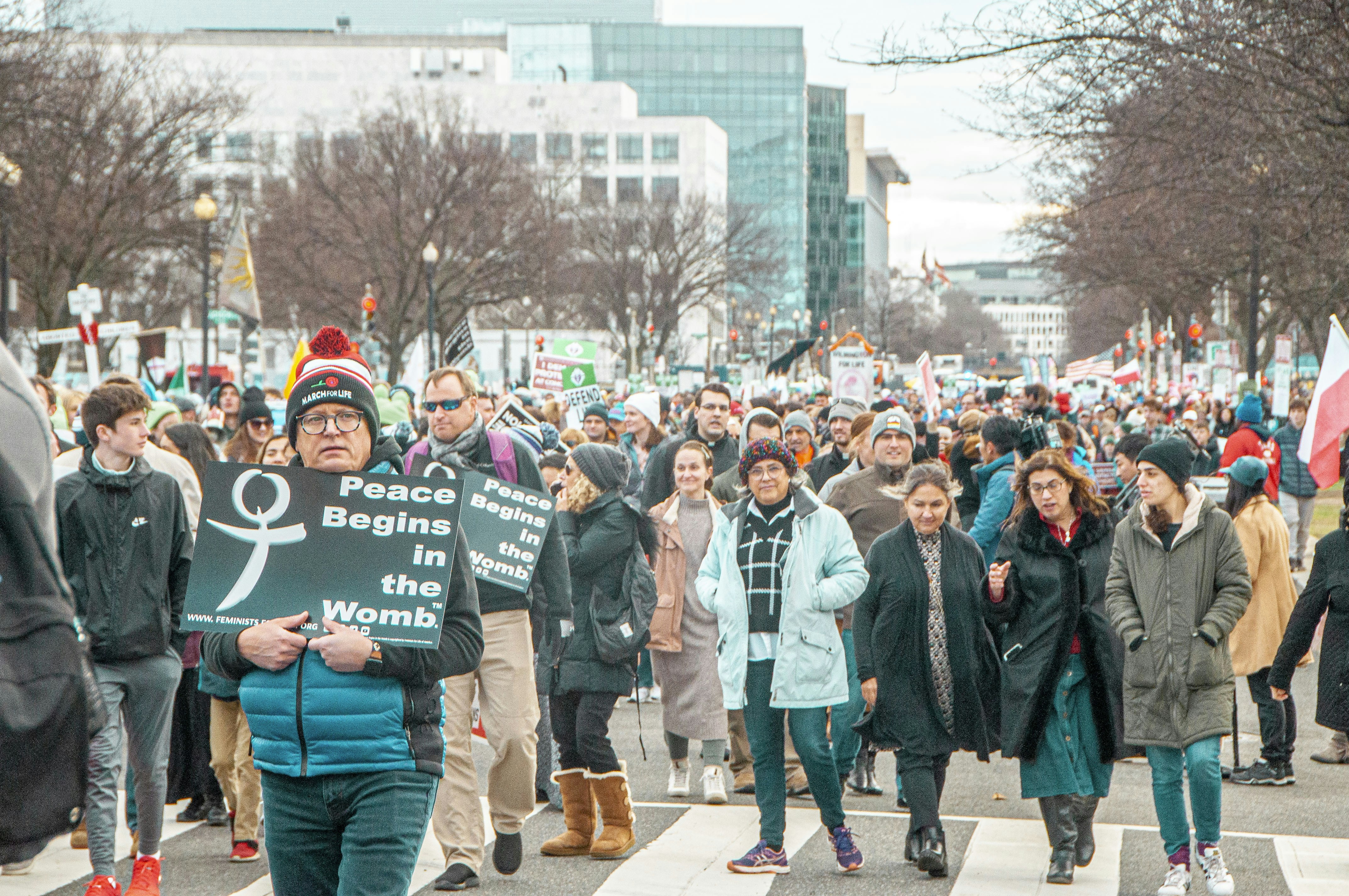 un grand groupe de personnes traversant une rue