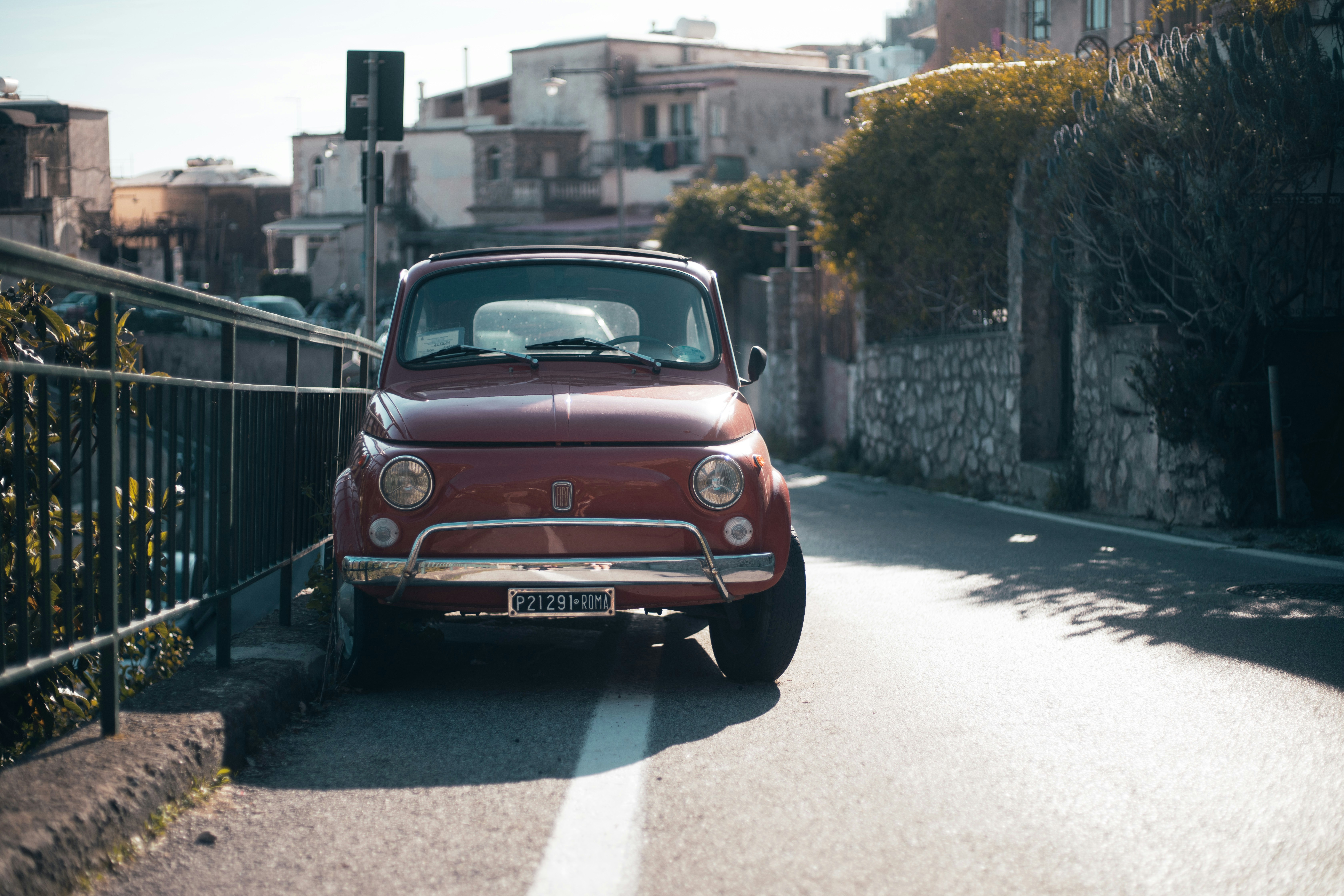비타500 이온킥과 다른 이온음료, 비타민 음료 비교 이미지. 성분표 일부를 나란히 보여주는 구성.