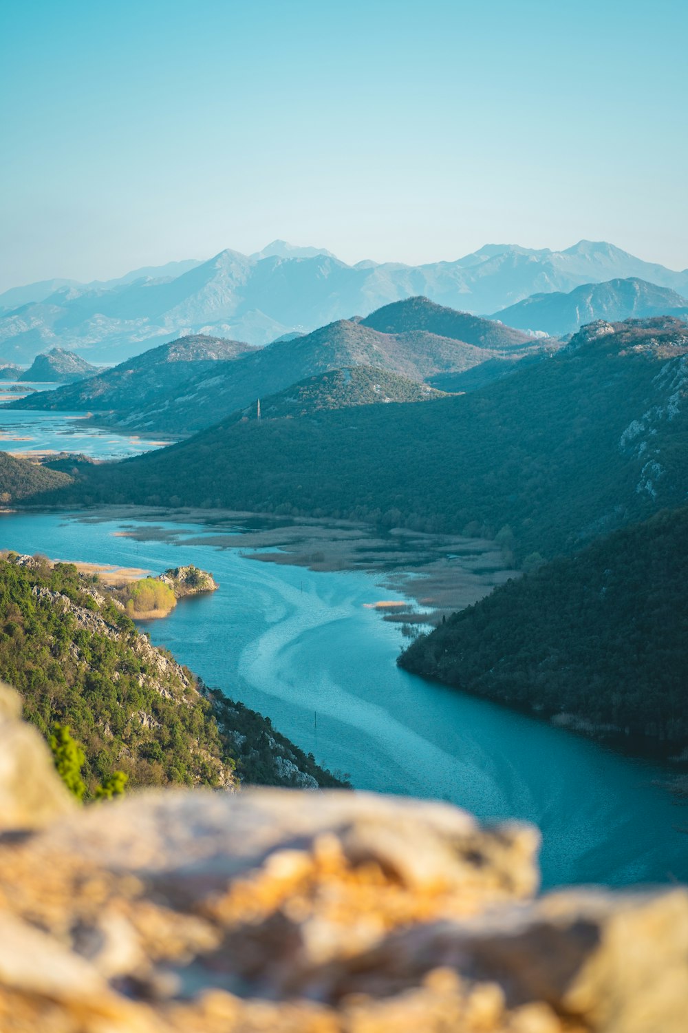 une vue d’une rivière et de montagnes depuis le sommet d’une colline