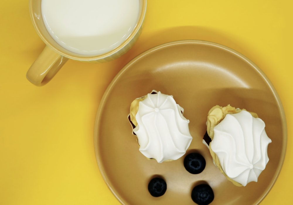 un plato de comida y una taza de leche