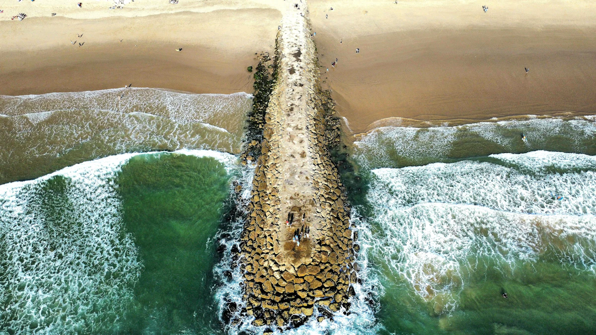 Vista aérea de praia e oceano