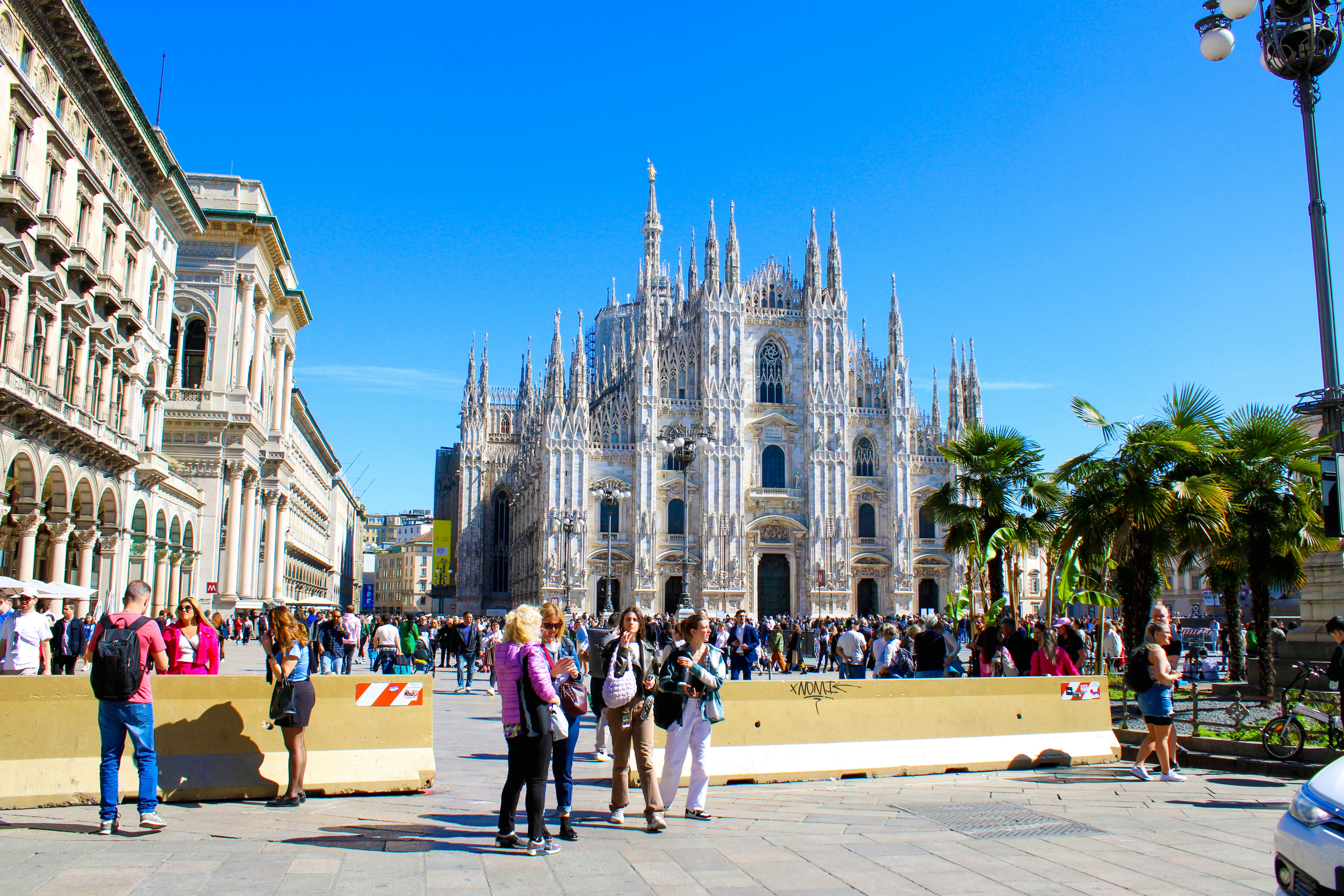 Eine Gruppe von Menschen, die vor einem Gebäude stehen