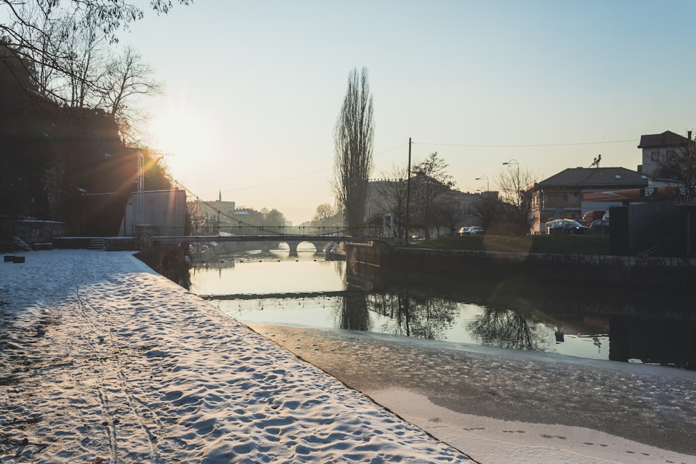 Un río que atraviesa un campo cubierto de nieve