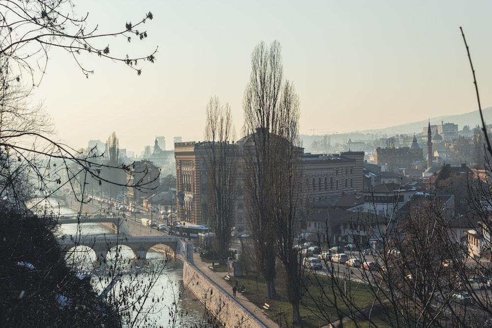 Ein Fluss, der durch eine Stadt fließt, neben hohen Gebäuden