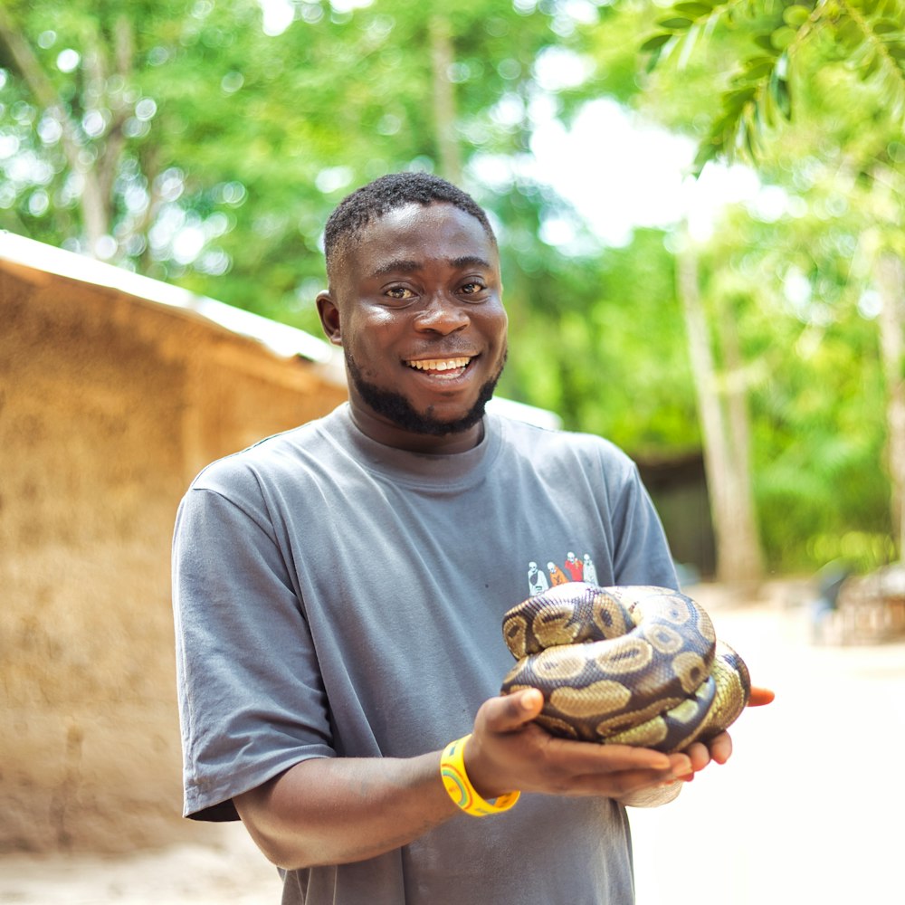 Un hombre sosteniendo un gran caparazón de tortuga en sus manos