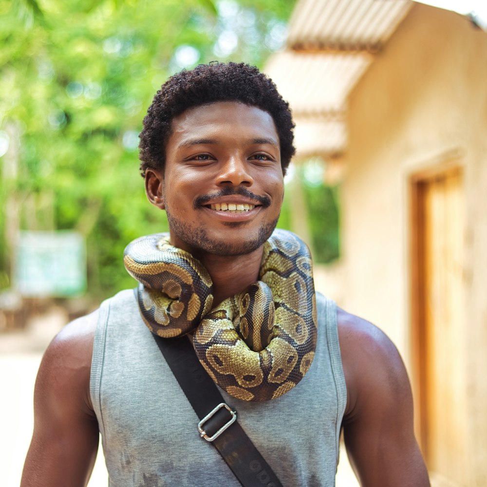 Un hombre con una serpiente alrededor de su cuello