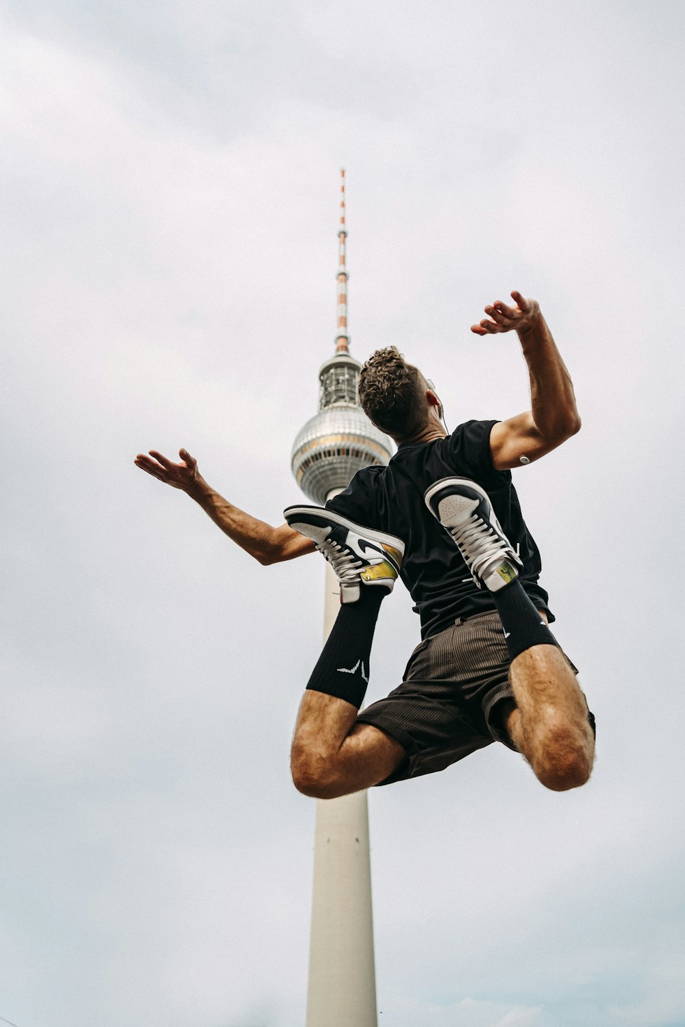 フリスビーで空中を飛び跳ねる男