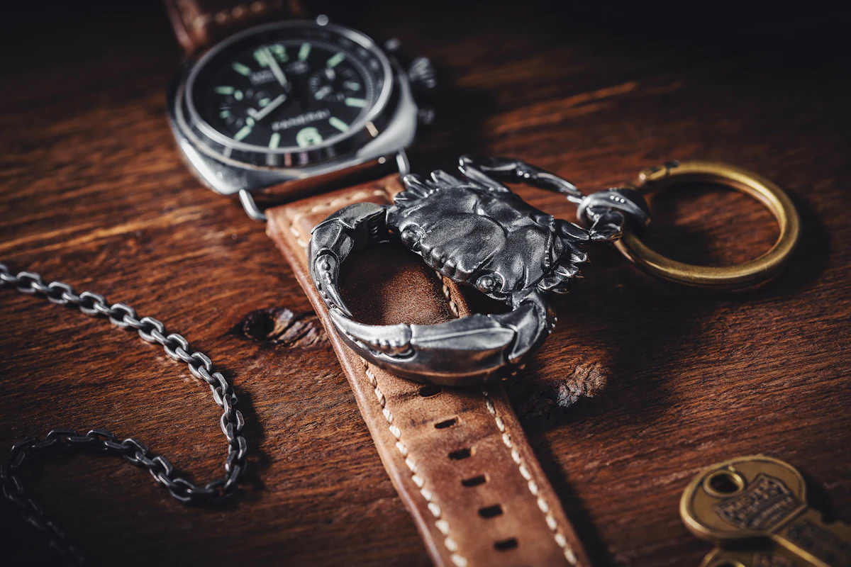 Jam tangan di atas meja kayu