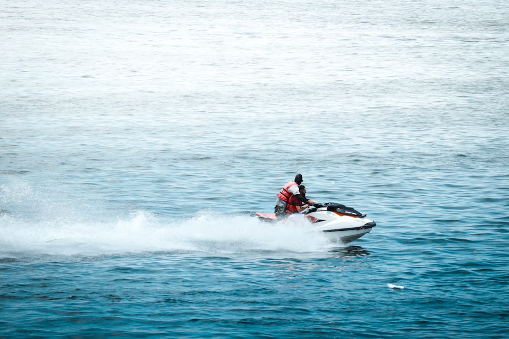 eine Person, die auf einem Jetski auf einem Gewässer fährt